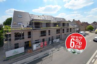 <span><span>Residentie 'Jagershof', verwijzend naar de vroegere Feestzaal gelegen langs de Woumenweg (invalsweg Ieper-Diksmuide), is een unicum voor Diksmuide en omstreken. De realisatie is ontwikkeld door FI2BUILD die zich als bouwheer profileert als bijzonder klantgericht, vernieuwend en beschikt over een duidelijke visie wat betreft toekomstgericht wonen. De residentie bevindt zich op wandelafstand van het centrum van Woumen waar men tal van kwalitatieve handelszaken kan aantreffen. Ook de grote winkelketens bevinden zich bij intrede van Diksmuide op enkele minuten rijden van de locatie. <br /><br />Residentie 'Jagershof' beschikt over <strong>11 ruime appartementen</strong> met <strong>2 of 3</strong> slaapkamers en een totale <strong>oppervlakte variërend van 88 m² tot 144 m²</strong>. Daarnaast beschikt elk appartement ook over 1 of meerdere terrassen van <strong>9 m² tot 29 m²</strong>. Achterliggend biedt de residentie 5 garages aan (voorzien van automatische sectionaalpoort), 6 parkeerplaatsen, een afzonderlijke (afgesloten) fietsenberging en een pétanque plein. Kopers die op heden instappen in dit nieuwbouwverhaal hebben bijkomende voordelen, ondermeer de vrije keuze in de afwerking van de keuken, badkamer en de vloer van uw appartement. Het lastenboek voorziet ruime mogelijkheden voor de koper om zijn eigen accent te leggen in de verdere afwerking (ruime budgetten voorzien voor verdere afwerking - op te vragen bij makelaar).<br /><br />Bij de ontwikkeling werd door de bouwheer een bijzondere aandacht besteed aan <strong>kwalitatieve en duurzame materialen</strong> in combinatie met een unieke en karaktervolle architectuur (architectenbureau Vanhoorn-Maeckelbergh) passend bij deze locatie. Naast de vormgeving zijn ook de keuze van technieken hierbij van essentieel belang, hierbij koos men resoluut voor <strong>uiterst energiezuinige en vernieuwende methodes</strong>. Ieder appartement zal afgewerkt worden met een <strong>Smart Air Klimaatsysteem</strong> (via individuele <strong>lucht/lucht warmtepomp</strong> per appartement), een uniek een vooruitstrevend systeem die koeltechnische warmte of koude omzet in warm/koude lucht en via kanalisatie verdeeld (in combinatie met een <strong>ventilatie systeem D</strong>). Door deze keuze beschikt het appartement over een volwaardig acclimatisatie systeem waardoor elke bewoner tijdens warme zomermaanden zijn appartement perfect <strong>kan koelen (airco)</strong>! Een thermostaat per ruimte behoort hierbij ook tot de mogelijkheden (zie lastenboek). Tevens beschikt ieder appartement over zonnepanelen individueel aangesloten (geen gasaansluiting meer in deze residentie). <br /><br /><strong>Appartement 01.04 </strong>is een appartement gelegen op het eerste verdiep van <strong>ca. 88m²</strong> bewoonbare oppervlakte (<strong>2 slaapkamers</strong>). Het appartement beschikt over <strong>ca. 16m² </strong>aan terras (afgewerkt met tegels op tegeldragers). Wens je meer info en het lastenboek te bekomen van dit appartement? Neem dan even verder contact op met de makelaar en wij bezorgen u de brochure + lastenboek zodat je een totaalbeeld krijgt van dit interessant aanbod. <br /><br /><u><strong>Bijzondere troeven:</strong></u></span></span>
<ul>
<li><span><span>Kleinschalige residentie, lage gemeenschappelijke kosten; </span></span></li>
<li><span><span>Rustige ligging doch dicht bij het centrum ( <strong>je kijkt achteraan uit op groen</strong>);</span></span></li>
<li><span><span>Modernste technologie (<strong>Smart Air systeem, zonnepanelen,...</strong>)</span></span></li>
<li><span><span>Karaktervolle en unieke architectuur;</span></span></li>
<li><span><span>Ruime appartementen met veel lichtinval;</span></span></li>
<li><span><span><strong>beste prijs/kwaliteit </strong>verhouding;</span></span></li>
<li><span><span>De gekozen technieken laten ook toe om uw appartement in de zomer te koelen (<strong>airco</strong>)!</span></span></li>
<li><span><span>Parkeerplaatsen en garages achterliggend beschikbaar (<strong>gemetste garages </strong>- geen goedkope prefab);</span></span></li>
<li><span><span><strong>Fietsenstalling en vuilnislokaal </strong>aanwezig; </span></span></li>
<li><strong><span><span>Laadpalen voorzien om elektrisch te laden; </span></span></strong></li>
<li><span><span>...</span></span></li>
</ul>
<span><span>Kom langs op kantoor en ontvang een unieke <strong>verkoopbrochure </strong>van Residentie Jagershof</span></span><br /><br /><span><span>Bent u op zoek naar een prachtig en ruim appartement in een kleinschalige residentie als investering of als eigen bewoning?<br />Kom dan snel even langs bij ons op kantoor voor meer uitleg! <strong>Contacteer ons via 051 50 11 51.</strong> </span></span><br /><span><em>Opleveringsdatum na te vragen bij ons op kantoor en in functie van voorverkoop. </em></span>