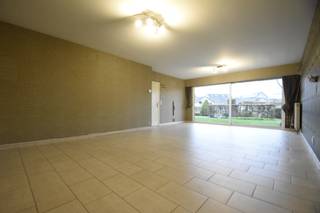 Gelegen in een rustige straat, tegenover een groene oase vinden we dit gelijkvloers appartement.Inkomhal met vestiairekast en gastentoilet.Een...