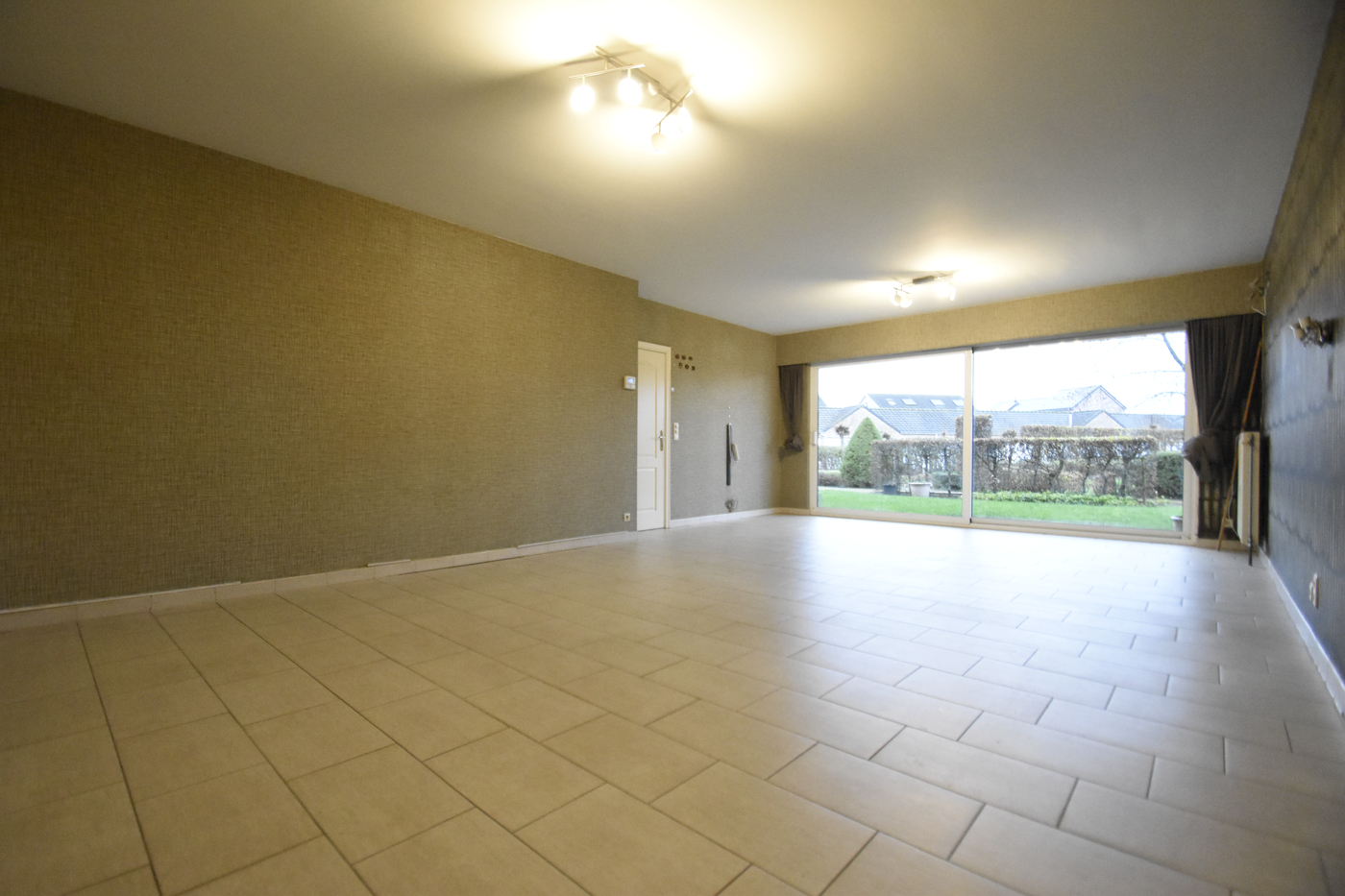 Ruim appartement op het gelijkvloers met 2 slaapkamers. - foto 2