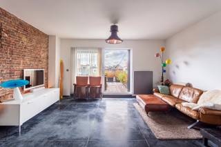 <strong>Industriële duplex met loftgevoel in hartje Antwerpen</strong><br /><br />Op zoek naar een uniek appartement met karakter en comfort? Deze ruime duplex van ca. 115m² met zuidgericht terras bevindt zich op de bovenste verdiepingen van een gerenoveerd industrieel pand (2010) met slechts 8 appartementen. De hoge ramen, gepolierde betonvloer en authentieke details zoals de bakstenen muur geven het geheel een lichtrijk loftkarakter.<br /><br />De derde verdieping omvat een open leefruimte met keuken en kookeiland, waar het grote schuifraam toegang geeft tot het zonnige terras van maar liefst 15m2. Op de vierde verdieping zorgen de hoge plafonds met originele houten balken voor een warme, ruimtelijke sfeer. De master is nu één grote open kamer met bureauhoek en dressing, maar kan eenvoudig worden opgedeeld in twee aparte slaapkamers (zie renders in de foto's). Offerte hiervoor is 2500€. De badkamer is momenteel uitgerust met dubbele wastafel, inloopdouche, wc en aansluitingen voor wasmachine/droogkast, met de mogelijkheid om een ligbad te plaatsen.<br /><br />De ligging is ideaal: in een doodlopende straat met groen zicht, tussen de Kloosterstraat en Nationalestraat. Het hippe Zuid, het bruisende Sint-Andries en het nieuwe Zuidpark liggen op wandelafstand, net als tal van restaurants, koffiebars en winkels.<br /><br />EPC-score B (147) – aparte meters voor water, gas en elektriciteit. Ruime autostaanplaats op 50 meter kan mee aangekocht worden aan 42.000 euro.<br /><br />Interesse? Contacteer LISTED via 03 283 51 51 en ontdek dit unieke duplexappartement zelf!