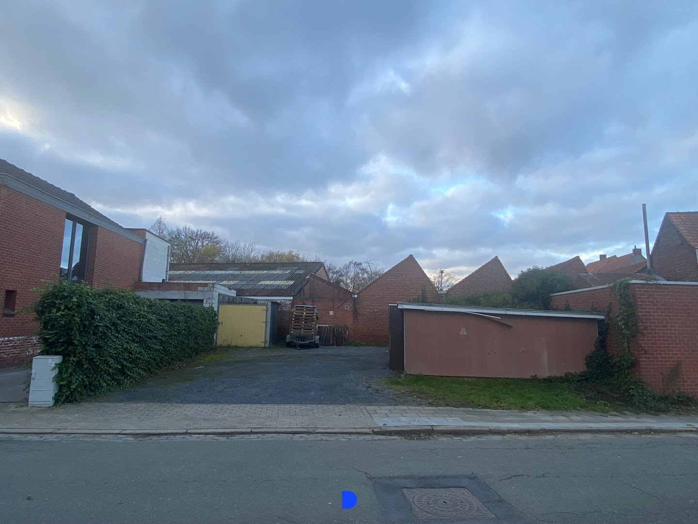 Perceel (bouw)grond met garages - foto 2