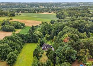 VIVRE DANS UN CADRE MAJESTUEUX AU MILIEU D'UN HAVRE DE PAIX ET DE VERDURERêvez-vous d'une maison de caractère au milieu de la nature, dans un...