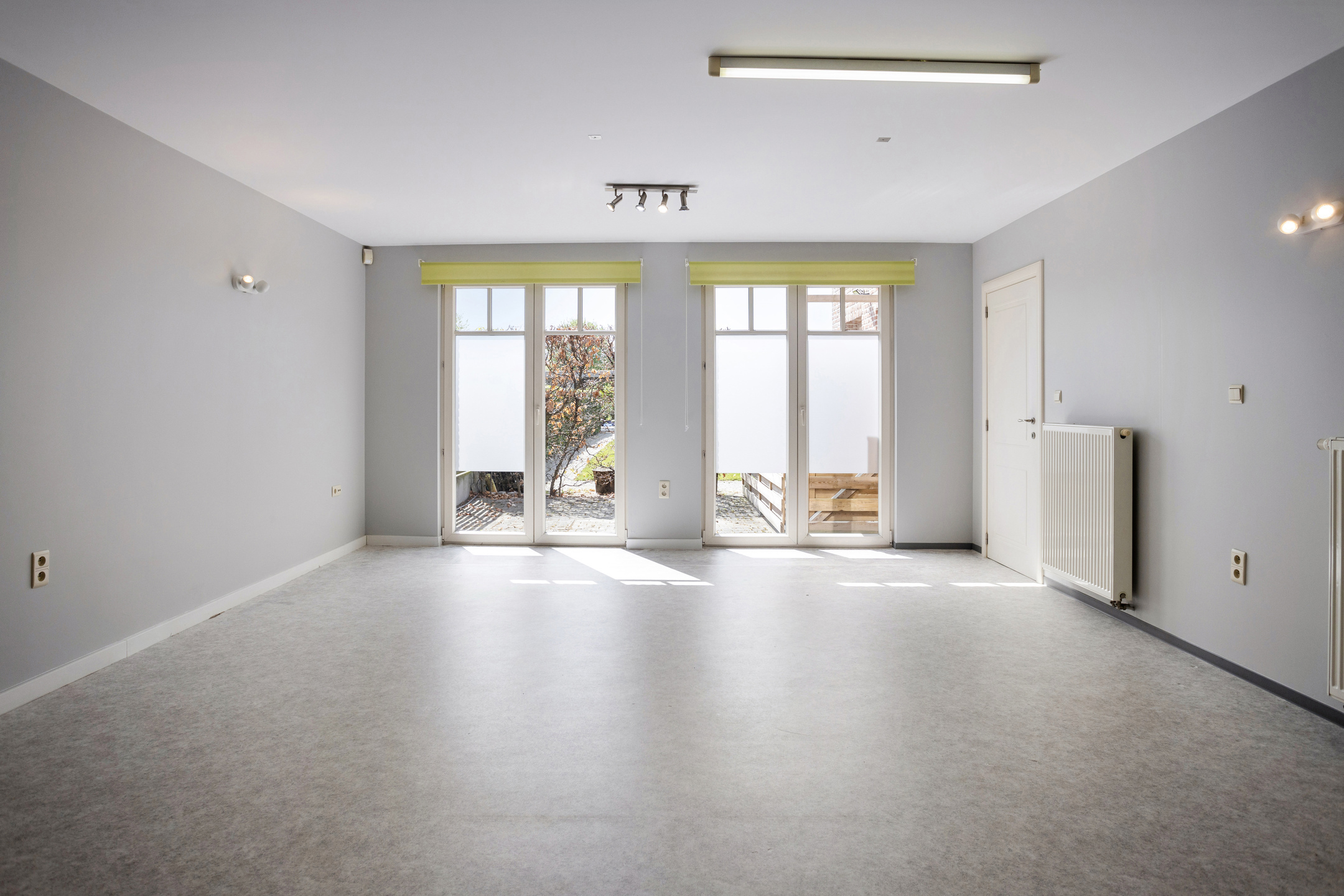 Ruim handelsgelijkvloers met wachtzaal in centrum Broechem. - foto 5
