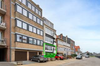 Dit moderne appartement in Oostende, gelegen aan de Distellaan, werd volledig gerenoveerd in 2023 en straalt hedendaagse elegantie uit. Het biedt een prachtig uitzicht op de straat en combineert stijl met comfort.<br /><br />Dankzij een uitstekende EPC-waarde van 169 kWh/m² is het appartement energiezuinig en volledig instapklaar. De renovatie heeft gezorgd voor een afwerking die voldoet aan de nieuwste normen, waaronder een blanco elektriciteitskeuring. De plafonds zijn verlaagd en voorzien van ingebouwde spots, de muren volledig opnieuw gepleisterd, en alle tegels werden vernieuwd.<br /><br />Het appartement beschikt over een ruime en lichte woonkamer, een volledig uitgeruste keuken, een moderne badkamer en twee comfortabele slaapkamers. Bovendien is er een balkon waar u heerlijk kunt genieten van het uitzicht.<br /><br />De ligging is ideaal voor liefhebbers van strand en zee, met een ruim aanbod aan winkels, restaurants en voorzieningen op wandelafstand.<br /><br />Kortom, dit gerenoveerde appartement aan de Belgische kust is een unieke kans voor wie op zoek is naar een stijlvolle en comfortabele woonplek in Oostende.<br /><br />