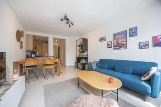Dit <strong>2-slaapkamer</strong> appartement biedt alles wat u nodig heeft voor comfortabel wonen. De <strong>zuidgerichte woonkamer</strong> geniet van een overvloed aan natuurlijk licht, wat zorgt voor een warme en uitnodigende sfeer.<br /><br />De <strong>open keuken is volledig uitgerust</strong> met <strong>alle nodige toestellen</strong> en sluit naadloos aan op de leefruimte, ideaal voor wie houdt van gezelligheid en praktisch comfort.<br />Verder beschikt het appartement over een <strong>badkamer met douche en toilet, en twee volwaardige slaapkamers</strong> die tal van mogelijkheden bieden.<br />Achteraan het gebouw bevindt zich een aangenaam <strong>terras</strong> waar u in alle rust kan genieten.<br /><br />Troeven:<br />- Zuidgerichte, lichtrijke woonkamer<br />- Open en volledig uitgeruste keuken<br />- 2 volwaardige slaapkamers<br />- Terras aan de achterzijde<br />- Privatieve kelder<br />- Praktische indeling<br /><br />Ideaal als investering, 2de verblijf of hoofdverblijfplaats.<br /> 