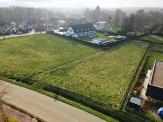 Toestand:Deze bouwgrond is zeer gunstig gelegen op de grens van Bonheiden met Keerbergen. Het centrum van Keerbergen is dan ook op slechts 2,2km...