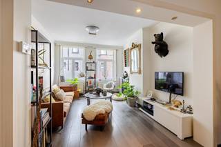 <p><span>Op slechts 5 minuten wandelen van de Grote Markt van Aalst bevindt zich deze charmante burgerwoning, die verrassend veel ruimte en mogelijkheden biedt.</span><span> </span></p><p><span>Bij het binnenkomen wordt u verwelkomd in een ruime inkomhal, die toegang geeft tot de gezellige leefruimte, opgedeeld in twee aangename delen. Aansluitend bevindt zich de deels geïnstalleerde keuken, evenals de badkamer met ligbad en lavabomeubel. Verder beschikt de woning over een praktische kelder en een aangenaam, zuidgericht terras waar u heerlijk van de buitenlucht kunt genieten.</span><span> </span></p><p><span>Op de eerste verdieping bevinden zich twee slaapkamers, waaronder één bijzonder ruime kamer. De volledig ingerichte zolderverdieping biedt nog extra wooncomfort met een derde slaapkamer, een tweede badkamer en een bijkomende opbergzolder.</span><span> </span></p><p><span>Dankzij de gunstige ligging, op wandelafstand van de Grote Markt, winkels, horeca, scholen en alle dagelijkse voorzieningen, combineert deze woning een centrale ligging met een verrassend ruime woonindeling.</span><span> </span></p><p><span>Een ideale woning voor wie op zoek is naar ruimte, karakter en een uitstekende ligging in het centrum van Aalst.</span><span> </span></p><p><span>Voor meer informatie of een bezoek, contacteer Sébastien op het nummer </span><span><span>0486/ 41. 85. 66</span></span><span>.</span></p><p><span> </span></p>