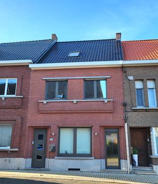 ZAT 7/2 – BEZOEKDAG OP AFSPRAAK 0488.85.81.84 Deze charmante en verrassend ruime woning combineert karakter met hedendaags comfort en is gelegen...