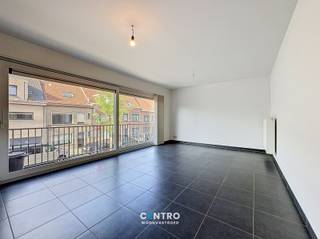 CHARMANT gelegen appartement in een recent gebouw te Blankenberge!<br /><br /><strong>INDELING:<br /><u><em>Eerste verdieping:</em></u></strong><br />Inkomhal (met vestiaire) - LICHTRIJKE living met volledig ingerichte open keuken (o.a. met keramisch fornuis, dampkap, oven, frigo en vaatwasmachine) - bijkeuken (o.a. met voorzieningen voor wasmachine en droger) - badkamer (o.a. met dubbel lavabomeubel, ligbad met geïntegreerde douche en inbouwkasten) - afzonderlijk hangtoilet (met lavabo) - 2 RUIME slpks - balkon.<br /><br /><u><strong>Opmerkingen:</strong></u><br />- ENERGIEZUINIG appartement: Epc = 103 kWh/m2!<br />- Elektriciteit volledig GOEDgekeurd!<br />- Goeie mobiscore: 9/10!<br />- Gemeenschappelijke fietsenberging aanwezig.<br />- Kwaliteitsvolle afwerking.<br />- Geen lift in het gebouw.<br />- Vrij bij akte.<br />- Geen syndicus = LAGE kosten!<br /><br />RECENT appartement vlakbij winkels, scholen en het openbaar vervoer! Aarzel zeker niet om ons te contacteren voor een bezoek ter plaatse: 050/70.01.02 - info@centro.be .