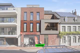 Ontdek dit charmante appartement te koop in de Ieperstraat, midden in het centrum, nabij winkels, horeca en openbaar vervoer. Een ideale woonst...