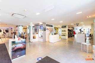 Op een <strong>commerciële toplocatie</strong> langs de Brugsesteenweg in Mariakerke bevindt zich deze instapklare winkelruimte met magazijn, momenteel ingericht als “Art &amp; Craft”. Dankzij de grote raampartijen en de <strong>sterke passage</strong> is dit pand ideaal geschikt voor detailhandel, atelier, showroom, burelen of dokterskabinet. De ligging zorgt voor een vlotte verbinding richting het centrum van Gent, Mariakerke en de R4. Bovendien is het pand uitstekend bereikbaar met het openbaar vervoer. <strong>Parkeergelegenheid </strong>is beschikbaar in de straat en in de directe omgeving. <br /><br /><strong>Kenmerken:</strong>
<ul>
	<li>Totale oppervlakte: ca. 340 m²</li>
	<li>Grote raampartijen met veel natuurlijke lichtinval</li>
	<li><span>Polyvalente indeling van het winkelgedeelte met afzonderlijk magazijn</span></li>
	<li><span>Aparte bureauruimte aanwezig</span></li>
	<li><span>Koer</span></li>
	<li><span>Airconditioning aanwezig</span></li>
</ul>
Wenst u dit pand te bezichtigen? Aarzel niet ons te contacteren via 09 278 88 88.