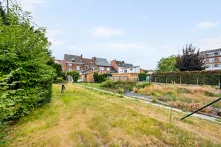 Op zoek naar een mooi gelegen bouwgrond in het centrum van Opwijk? In een rustige, doodlopende straat bevindt zich dit perceel van 3a48ca, geschikt voor het realiseren van een open bebouwing.<br /><br />De bouwgrond biedt mooie mogelijkheden voor het ontwerpen van een hedendaagse gezinswoning. Er is een gevelbreedte van 8,47 meter voorzien, met een bouwdiepte van maximaal 15 meter op het gelijkvloers en 12 meter op de eerste verdieping. Hierdoor kan een ruime en praktische woning worden gerealiseerd, volledig afgestemd op de wensen van de toekomstige eigenaar.<br /><br />De ligging combineert het beste van twee werelden: rustig wonen in een doodlopende straat en toch pal in het centrum van Opwijk. Winkels, scholen, horeca, openbaar vervoer en het station bevinden zich vlakbij.<br /><br />De verkavelingsaanvraag voor het perceel is momenteel in behandeling.<br /><br />Een interessante opportuniteit voor wie op een centrale maar rustige locatie in Opwijk zijn eigen woning wil bouwen.
