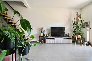 Bent u op zoek naar een comfortabel, rustig en uitstekend gelegen woning voor een tijdelijke huurperiode van 1 jaar? Dan is deze woning te Maria-Aalter precies wat u zoekt! De woning geniet van een uitstekende ligging vlakbij het station van Maria-Aalter, met een vlotte treinverbinding naar Gent, Brugge, Oostende en Brussel. Ook de E40 bevindt zich vlakbij, waardoor de woning bijzonder geschikt is voor professionals die zich gemakkelijk willen verplaatsen. Ideaal voor expats, projectmedewerkers en tijdelijke professionele opdrachten.<br />Met een genereuze bewoonbare oppervlakte van 167 m² en een perceel van 189 m² is dit een instapklare thuis die alle verwachtingen overtreft. Bij binnenkomst wordt u verwelkomd in een lichte en ruime woonkamer, waar comfort en sfeer samenkomen. Een aansluitende eetkamer met open keuken vormt de ideale plek voor gezellig samenzijn. Verder zorgt een onderhoudsvriendelijk tuintje met praktische terras voor een ideale binnen-buiten beleving. Verder beschikt de woning over 3 comfortabele en ruime slaapkamer(s), een goed onderhouden en praktische badkamer en nog een extra verdiep waar de invulling nog op u wacht.<br /><br />De moderne architectuur en het onderhoudsvriendelijke aspect maken deze woning meer dan een simpel huis; het is een warm thuis waar u zich direct welkom zult voelen en dit nabij winkels, horeca, recreatie/park en dagelijkse voorzieningen. <br /><br />Belangrijk! deze woning wordt uitsluitend aangeboden voor tijdelijke bewoning gedurende één jaar. Ze is bedoeld voor kandidaten die eventueel al een hoofdverblijfplaats hebben of slechts tijdelijk in de regio verblijven. Wij zoeken een correcte huurder die respect heeft voor de woning en de rustige omgeving.<br /><br />Beschikbaar vanaf: 1 november 2026 <br />Huurprijs: € 1000 per maand. <br />Interesse? Neem contact op met Kim voor meer informatie of een bezichtiging via 0477 751 893 of kim@lannimmo.be