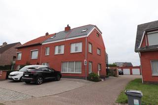 INDELINGTWEEDE VERDIEPINGWoonkamer met ingemaakt kastje, open keuken met witte formica leuken met spoeltafel met 1 spoelbak, elektrische kookplaat,...