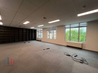 Uniek gelegen instapklare kantoren van <strong>521m² </strong>te huur op slechts 2 km van het centrum van Gent en op amper 2 min van de<strong> E17-E40</strong>.<br /><br />De kantoorruimte is voorzien van vergaderzalen/burelen, keuken, airco, ventilatie, ... Tevens aanwezigheid van veel natuurlijk lichtinval. <strong>Ruime parkeermogelijkheden </strong>bij het gebouw. Meteen beschikbaar. Deze huurprijs is <strong>inclusief provisie gemeenschappelijke en privatieve lasten</strong>.<br /><br />Vestig uw bedrijf op deze unieke toplocatie, contacteer<strong> PANORAMA</strong> voor bijkomende inlichtingen of een vrijblijvend plaatsbezoek <strong>0477 44 39 30</strong>.