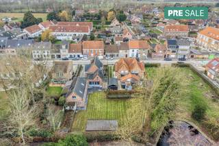 Langs de Vissersstraat bevindt zich dit verrassend ruim (351m² bewoonbare oppervlakte), polyvalent huis op een perceel van 1168m² te koop...