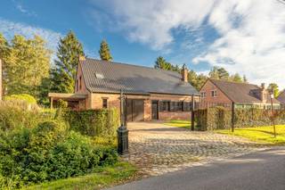 Prima onderhouden en perfect instapklare woning met recente renovaties in 2019 waaronder dak+isolatie, badkamer, keuken...) in landelijke stijl met...