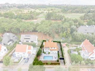 In de prestigieuze Magere Schorre, op een uitzonderlijke eerste lijn aan de golf, bevindt zich deze exclusieve villa met een volledig aangelegde tuin en een prachtig zwembad. De woning ademt rust, ruimte en verfijning, met een indeling die zowel praktisch als luxueus aanvoelt.<br /><br />Op het gelijkvloers vormt de ruime keuken met eetplaats het hart van de woning, met een directe blik op het zwembad en de tuin. Aansluitend ligt een aparte eetruimte die moeiteloos overgaat in de royale leefruimte met TV‑hoek en gashaard. Verderop bevindt zich een aparte zithoek die dankzij haar rustige ligging ook perfect dienst kan doen als bureau. Op deze verdieping is eveneens een badkamer met douche en toilet aanwezig, samen met een inpandige garage die plaats biedt aan twee wagens.<br />De eerste verdieping telt drie volwaardige slaapkamers, elk voorzien van hun eigen badkamer, wat zorgt voor maximale privacy en comfort. Op de tweede verdieping bevindt zich een polyvalente ruimte die naar wens kan worden ingericht als extra slaapkamer, bureau of hobbyruimte.<br /><br />De woning is volledig onderkelderd en biedt daar een ruime wasplaats, een technische ruimte en extra opslagmogelijkheden. Buiten is de tuin volledig aangelegd en vormt het zwembad een elegante blikvanger die de villa haar exclusieve karakter geeft. Alarmsysteem voor optimale veiligheid en camera's worden nog geinstalleerd. <br /><br />Een uitzonderlijke eigendom op een gegeerde locatie, ideaal voor wie luxe, rust en ruimte zoekt in een unieke setting.<br /><br />De woning wordt ongemeubeld verhuurd!<br /><br /><u><strong>Huurvoorwaarden:</strong></u>
<ul>
	<li>Contract onderhoud tuinman &amp; zwembad over te nemen</li>
	<li>Enkel te huur als tweede verblijf </li>
	<li>Optionele tweedeverblijftaks ten laste van de huurder</li>
	<li>Mogelijkheid tot huren met vennootschap </li>
	<li>3 maand huurwaarborg</li>
	<li>Kost plaatsbeschrijving 50/50</li>
	<li>Nutsvoorzieningen op naam van de huurder</li>
	<li>Huurdersverzekering verplicht</li>
</ul>
Contacteer ons voor een discreet bezoek en ontdek deze uitzonderlijke woning in alle rust.<br />Ref: OGV704