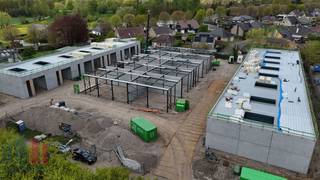 Kwaliteitsvolle nieuwbouw KMO-unit met een oppervlakte van 113 m². De unit maakt deel uit van een nieuw KMO-project "<strong>Saros-park</strong>" bestaande uit 25 KMO-units te koop met oppervlaktes tussen 90 m² en 184 m² (<strong>eventueel samen te voegen</strong> tot grotere entiteiten), het park biedt een moderne en duurzame infrastructuur.<br /><br />De ruimte wordt opgebouwd uit een staalconstructie, in combinatie met een betonplint en geïsoleerde sandwichpanelen. De loodsen zijn toegankelijk via een automatische sectionale poort met afzonderlijke toegangsdeur. Daarnaast is elke unit uitgerust met lichtstraten en een rookluik, polybetonvloer en een geïsoleerd dak. Bij elke unit is tevens <strong>parking </strong>voorzien en de mogelijkheid om extra parkeerplaats aan te kopen.<br /><br />Ideaal voor <strong>opslag, atelier of kleine productie</strong>. Verwachte oplevering Q4 2026. Reeds 60% verkocht!<br /><br />Heeft u interesse of wenst u graag meer details over dit aanbod? Neem contact op met <strong>Gill </strong>voor meer info, plannen en lastenboek via het nummer <strong>09 219 90 30</strong>.