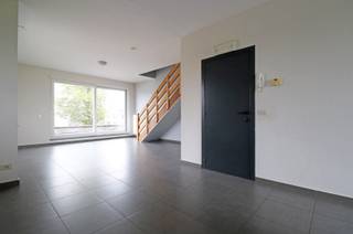OPGELET: HIER KAN GEEN DOMICILIE GEPLAATST WORDEN!<br /><br />Op de verbindingsweg Roeselare-Torhout, dichtbij het centrum van Torhout, vestigt deze ruime duplex.<br /><br />Gelegen op de eerste verdieping bestaat deze ruime duplex uit een lichtrijke woonkamer, een moderne keuken, 2 volwaardige slaapkamers, een badkamer met lavabo en douche. Bovendien is er een berging (met aansluiting voor een wasmachine) en een ruim terras met een prachtig zicht!