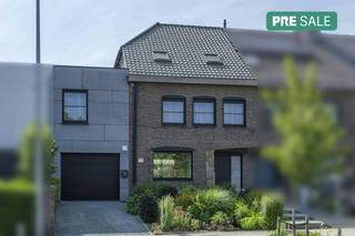 INDELING: Gelijkvloers: - ruime inkomhal - lichtrijke leefruimte met hoge plafondhoogtes en directe toegang tot de moderne open keuken- gezellige...
