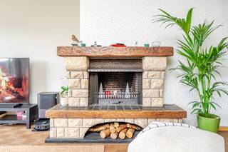 <p>Lichtrijk appartement in een rustige en residentiële buurt van Wilrijk.<br /><br />Dit appartement met uitzicht op groen combineert een aangename woonomgeving met een vlotte bereikbaarheid naar winkels, scholen, openbaar vervoer, parken en belangrijke invalswegen. De lichtrijke leefruimtes en authentieke elementen zorgen voor een warme en karaktervolle sfeer, terwijl het hedendaags wooncomfort centraal staat. Dankzij de eigen autostaanplaats en praktische kelderberging geniet je bovendien van extra comfort en opbergruimte.<br /><br />Belangrijkste ruimtes:<br />• Ruime living met veel lichtinval en gezellige inbouwcassette<br />• Functionele keuken uitgerust met keramische kookplaat, oven, vaatwasser, dubbele spoelbak en koelkast met vriesvak<br />• Twee aangename slaapkamers<br />• Badkamer met inloopdouche, dubbel lavabomeubel, toilet en aansluitingen voor wasmachine en droogkast<br />• Apart gastentoilet met handenwasser<br />• Zonnig terras om buiten te genieten<br />• Praktische inkomhal<br />• Eigen autostaanplaats en kelderberging<br /><br />Troeven:<br />• Rustige residentiële ligging nabij scholen, openbaar vervoer, park en invalswegen<br />• Praktische indeling<br />• Inclusief autostaanplaats en praktische kelderberging<br /><br />Neem vandaag nog contact op voor een bezoek. JOUW DROOMAPPARTEMENT. ZO GEVONDEN!</p>