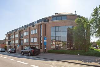 Zeer ruim appartement (165m² bewoonbare oppervlakte) gelegen op de hoek van een appartementsgebouw. Het pand is zeer centraal gelegen nabij de...