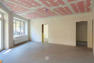 <p><span>GENT - Paul Fredericqstraat: </span><span>ben je op zoek naar een instapklaar en gerenoveerd handelspand op een centrale locatie te huur in Gent? Dan is dit pand mogelijk iets voor jou.</span></p><p><span> </span></p><p><span>De belangrijkste troeven in een notendop:</span></p><ul><li><span>Centrale ligging nabij centrum Gent</span></li><li><span>Recent gerenoveerd en energiezuinig (beschikt over 6 zonnepanelen)</span></li><li><span>Praktische indeling</span></li><li><span>Gezellige binnenkoer aanwezig</span></li></ul><p><span> </span></p><p><span>Indeling:</span></p><p><span>Het handelspand is rechtstreeks toegankelijk vanop straat. <br />Het pand omvat een ruime handelsruimte die zich perfect leent voor commerciële activiteiten of dienstverlening. Bovendien zijn er twee aparte ruimtes die ingericht kunnen worden als bureel, praktijkruimte of extra werkruimte.</span></p><p><span>Verder beschikt het pand over een berging en een apart toilet.</span></p><p><span> </span></p><p><span>Achteraan bevindt zich een binnenkoer, die bijdraagt tot extra lichtinval en een aangename buitenruimte. </span></p><p><span>Dankzij de functionele indeling en recente renovatie is dit pand onmiddellijk klaar voor gebruik.</span></p><p><span> </span></p><p><span>Belangrijke informatie:</span></p><p><span>Huurprijs: </span><span>1250 EURO/maand (excl. EGW)</span></p><p><span>Beschikbaar vanaf: </span><span>onmiddellijk</span></p><p><span>EPC: </span><span>A</span></p><p><span> </span></p><p><span>Neem contact op met Axel Lenaerts Makelaars voor meer informatie of een bezoek ter plaatse.</span></p><p><span> </span></p>