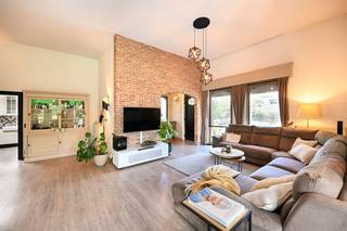- Bekijk www.koosi.be voor een uitgebreide omschrijving - Deze karaktervolle villa is gelegen op een mooi, zuidwest georiënteerd perceel van 812 m² te Hoge Weg – Hoevenen.Met een bewoonbare oppervlakte van 264 m² en een unieke indeling biedt deze woning tal van mogelijkheden. Momenteel is ze ingericht als ruime gezinswoning met een afzonderlijke ontspanningsruimte, maar dankzij de indeling leent het pand zich eveneens uitstekend voor een combinatie van wonen en werken, een praktijkruimte voor een vrij beroep of een tweewoonst.Ook technisch verkeert de woning in uitstekende staat. Zo beschikt ze over dubbele beglazing, een recente cv-ketel, een alarminstallatie en een conforme elektrische installatie.Een eigendom met een eigen karakter en verrassend veel potentieel, die u best ter plaatse komt ontdekken.- Interesse? stef@koosi.be -