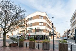 Appartement met 2 slaapkamers in het centrum van Roeselare te koop<br /><br />Het appartement beschikt over een lichtrijke leefruimte met aparte keuken. Vanuit de keuken heeft u toegang tot het terras aan de voorzijde van het gebouw. Verder is er een ruime berging, badkamer, toilet en technische berging voorzien. Het appartement beschikt over 2 ruime slaapkamers waarvan 1 uitgeeft op het terras aan de achterzijde.<br /><br />Dankzij de centrale ligging is alles vlot bereikbaar en woont u midden in het centrum van Roeselare. <br /><br />Troeven:<br />- 2 slaapkamers<br />- Terras aan voor- en achterzijde<br />- centrum Roeselare<br />- wandelafstand van winkels, openbaar vervoer, restaurants...<br /><br />Interesse? Neem gerust contact op voor meer informatie of een bezoek ter plaatse.<br />Mail louise@immo-lys.be of bel 0496080800