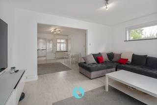 In de rustige, groene omgeving van Lovendegem (Lievegem) vindt u deze knusse woning met tuin en garage terug.Uitstekend gelegen nabij de dorpskern...