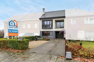 <p>Voor meer info of een bezoek, bel 053 59 49 33 - Op een strategische locatie in <strong>Aalst</strong> bevindt zich deze instapklare woning met <strong>3 slaapkamers</strong>. Deze woning heeft een zeer <strong>ruime leefruimte</strong> die voorzien is van <strong>veel lichtinval</strong>. Via de leefruimte betreden we het <strong>gezellige terras</strong> met aansluitend de tuin die voorzien is van een tuinhuis. Verder is de tuin ook <strong>zuidwestgericht</strong>. Verder is de keuken ook <strong>volledig geïnstalleerd. </strong>Er is ook een <strong>inpandige garage</strong> voorzien en <strong>extra parkeerplaatsen</strong> op de oprit. Op de <strong>eerste verdieping</strong> vinden we <strong>2</strong> <strong>slaapkamers</strong> terug alsook de <strong>badkamer</strong> die voorzien is van een <strong>ligbad en een toilet</strong>. Via een vaste trap betreden we <strong>de zolder</strong> die voorzien is van <strong>1 slaapkamer</strong> en <strong>geïsoleerd</strong> is. Verder is de <strong>beglazing recent vernieuwd</strong> alsook de <strong>gasbrander</strong> is recent vernieuwd. <strong>EPC (B) - 10 Zonnepanelen - Uitstekende ligging</strong></p>
