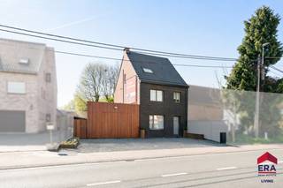 <p><strong>Ben je op zoek naar een ruime, instapklare en energiezuinige woning met uitbreidingsmogelijkheden tot maar liefst 4 slaapkamers, een ruime oprit en een aangename buitenruimte? Zo gevonden!</strong></p>

<p>Deze eengezinswoning biedt een bewoonbare oppervlakte van ca. 185 m² en is gelegen op een perceel van ongeveer 298 m², op een gunstige locatie met vlotte verbinding naar invalswegen. Met een EPC-label C, dubbele beglazing en hoogrendementsglas geniet je hier van een goede energieprestatie. De woning is vrij van grote renovatiekosten dankzij de recente vernieuwingen. Bovendien is de woning asbestveilig, wat een extra geruststelling biedt.</p>

<p>Via de inkomhal met gastentoilet kom je binnen in de woning. De lichtrijke leefruimte met eetplaats sluit mooi aan op de recent vernieuwde keuken, die uitgerust is met onder andere een kookplaat, dampkap en vaatwasser, en voorzien is van aansluitingen voor wasmachine en droogkast. </p>

<p>Op de eerste verdieping bevinden zich 2 volwaardige slaapkamers en een vernieuwde badkamer met ligbad, lavabo en toilet. De zolderverdieping van maar liefst 44 m² (met vernieuwd dak in 2021) biedt een bijzonder interessante meerwaarde: deze ruimte kan eenvoudig worden ingericht als 2 slaapkamers of multifunctionele ruimtes. Momenteel is er reeds één slaapkamer ingericht, maar de oppervlakte en indeling laten perfect toe om verder uit te breiden. Dankzij het aanwezige cabrio Velux-raam geniet de zolder bovendien van veel natuurlijke lichtinval en een open gevoel.</p>

<p>Buiten geniet je van een onderhoudsvriendelijke tuin, vernieuwd in 2024, die volledig werd aangelegd als terras. In de tuin bevindt zich bovendien een praktische open berging. Daarnaast beschikt de woning over een ruime garage met automatische poort en bijkomende bergruimte. </p>