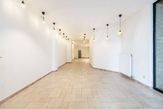 Excellent emplacement de commerce situé en haut lieu sur la place Rubens à Knokke !<br /><br />Ce local commercial polyvalent se trouve dans un emplacement de premier ordre absolu, au cœur d'un environnement commercial animé, entouré d'établissements renommés tels que la boutique de chaussures Sandra, les restaurants Rubens et Cédric, la boulangerie Notre Dame et la boucherie Van Hil. Une base idéale pour diverses activités commerciales.<br />L'espace commercial dispose d'un aménagement agréable et pratique avec une profondeur d'environ 17 mètres et une largeur de 4 mètres, ce qui permet une disposition agréable et efficace. À l'arrière se trouve un espace séparé avec kitchenette et toilettes (environ 3,6 m x 2,5 m).<br /><br />Le bien est disponible à partir du 01/10/2026 et est proposé à un loyer extrêmement intéressant. Une opportunité sur cet emplacement de premier ordre.<br />Pour plus d'informations ou une visite sur place, veuillez nous contacter.