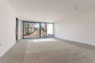 <p><span>Residentie Binnenhof is uniek gelegen, vlakbij de markt van Retie, op wandelafstand van de supermarkt, detailhandelaars, scholen en de bruisende horeca dat Retie te bieden heeft.</span></p>
<p><span>Het luxueuze project bestaat uit 2 onderdelen. Enerzijds zijn er 3 aaneengesloten woningen met patio tegen de Molenstraat. Anderzijds wordt er een meergezinswoning opgericht in het groene binnengebied daarachter. De meergezinswoning biedt een mooie mix van 1- en 2 slaapkamerappartementen. Onder de meergezinswoning bevindt zich een gemeenschappelijke parkeergarage voor de woningen en appartementen en kelderbergingen voor de appartementen.</span></p>
<p><span>Tussen beide bouwvolumes wordt een mooie, groene parkzone aangelegd.</span></p>
<p><span>‘Binnenhof’ verwijst op die manier naar 2 zaken:</span></p>
<ul>
<li><span>De individuele binnentuintjes (patio’s) van de rijwoningen</span></li>
<li><span>De parktuin binnenin het projectgebied</span></li>
</ul>
<p><span>De tuin biedt aansluiting tot een bovengrondse fietsenstalling.<br />Als koper kan u uw eigendom naar eigen smaak laten afwerken door lokale aannemers volgens de stelposten in het lastenboek.</span></p>