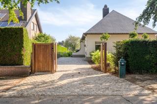 <p><span>Looking for spacious, comfortable, and modern living in a prime location in Zulte? Discover this move-in-ready family home with a beautifully landscaped garden on a 900 m² lot.</span></p><p><span>Welcome to this spacious family home, located in the sought-after residential neighborhood of De Piste in Zulte. Surrounded by greenery and with excellent accessibility, you’ll enjoy a peaceful living environment here, just a short distance from the town center, schools, shops, restaurants, and major thoroughfares. What’s more, Waregem is just 3.5 km away.</span></p><p><span>Originally built in 1978 and now almost completely renovated, this home combines the comfort of single-story living with numerous expansion possibilities. Thanks to the spacious attic and the many recent renovations, this home is fully prepared for the future.</span></p><p><span>Layout:</span><span><br />·Spacious entry hall, guest restroom, bright living area, fully equipped kitchen, storage room, 3 bedrooms (one with built-in closets), bathroom with shower, bathtub, and sink, garage with laundry area and utility room.<br />·The first floor consists of a very spacious, yet-to-be-finished attic, accessible via a trapdoor.<br />·Outside, you’ll enjoy a recently landscaped garden (just needs some grass to be seeded), a spacious driveway with an electric gate, and a practical garden shed.</span></p><p><span>Key features:</span><span><br />·Prime location in the residential neighborhood of De Piste in Zulte, where tranquility, greenery, and easy accessibility go hand in hand.<br />·The home has undergone numerous renovations in recent years, including a remodeled kitchen and bathroom, roof insulation, a natural gas condensing boiler, updated drain pipes, and the installation of a water softener.<br />·Ready for the future thanks to solar panels and a home battery, which ensure lower energy bills and a sustainable living experience.<br />·Currently, the home is lived in solely on the ground floor, but it offers various expansion possibilities.</span></p><p><span>Don’t miss this unique opportunity—schedule your viewing today!</span></p><p><span>Info<br />·EPC: Label C | 261 kWh/m² per year<br />·Urban planning information: pending<br />·Water assessment: lot score B | building score A<br />·The livable area mentioned above refers to the gross area as stated in the EPC certificate.</span></p><p><span>Want more information or to schedule a visit?</span><span> Contact Ellen at 0474 86 04 52 or <span>ellen@heritagevastgoed.be</span></span><span>.</span></p>