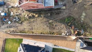 <p><span>Bent u op zoek naar een bouwgrond waar rust, natuur en bereikbaarheid perfect samenkomen? Dan is dit perceel in de Heesterstraat in Ham precies wat u zoekt.</span></p>
<p><span>Deze bouwgrond voor </span><strong><span>halfopen bebouwing</span></strong><span> is gelegen in een </span><strong><span>doodlopende straat</span></strong><span>, wat zorgt voor bijzonder weinig verkeer en een uiterst rustige woonomgeving. Achteraan grenst het perceel aan een </span><strong><span>bos</span></strong><span>, wat een uniek gevoel van privacy en natuur creëert. Hier woont u dagelijks in een groene en serene omgeving.</span></p>
<p><span>De ligging combineert rust met een uitstekende bereikbaarheid. Op </span><strong><span>slechts enkele kilometers van de oprit van de autosnelweg</span></strong><span> bent u vlot verbonden met de omliggende steden. Bovendien bevindt het </span><strong><span>centrum van Ham</span></strong><span> zich vlakbij, waar u winkels, scholen en andere voorzieningen terugvindt.</span></p>
<p><span>Kort samengevat:</span></p>
<ul>
<li>
<p><span>Bouwgrond voor </span><strong><span>halfopen bebouwing</span></strong></p>
</li>
<li>
<p><span>Gelegen in een </span><strong><span>doodlopende straat</span></strong></p>
</li>
<li>
<p><strong><span>Grenzend aan een bos</span></strong><span> – maximale rust en groen</span></p>
</li>
<li>
<p><strong><span>Zeer rustige woonomgeving</span></strong></p>
</li>
<li>
<p><strong><span>Vlotte verbinding</span></strong><span> naar de autosnelweg</span></p>
</li>
<li>
<p><strong><span>Centrum van Ham</span></strong><span> op korte afstand</span></p>
</li>
</ul>
<p><span>Rustiger gelegen bouwgronden zijn zelden te vinden. Ideaal voor wie wil bouwen in een groene omgeving zonder in te boeten aan bereikbaarheid.</span></p>
<p><span>Interesse? Contacteer ons voor meer informatie of een bezoek ter plaatse.</span></p>