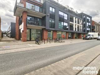 Ondergrondse garagebox (nr. 13) gelegen in residentie Marie Malou heeft een uitstekende ligging in het commercieel centrum van Oostkamp. <br /><br />De garagebox heeft een diepte van 4,95m en een breedte van 3m en is voorzien van een sectionale poort.<br /><br />De garagebox is gelegen op verdieping -1.<br /><br />Meer informatie bij ons kantoor.