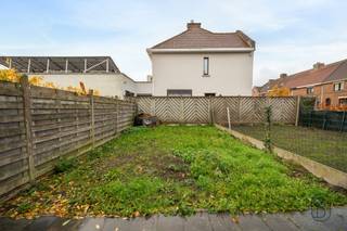 Instapklare gezinswoning met 3 slaapkamers, parkeerplaats op de oprit en tuin met terras, vlakbij het centrum!INDELING: inkomhal, woonkamer, keuken,...