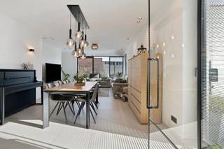 BEN-woning gelegen op een rustige locatie met 4 slaapkamers …<br /><br />Welkom in deze uitzonderlijke halfopen woning waar luxe, comfort en vooruitstrevende technologie naadloos samenkomen. Gelegen op een uitstekende locatie vlakbij winkels, scholen en openbaar vervoer geniet u hier van een perfecte combinatie tussen rust en bereikbaarheid. Reeds bij aankomst valt de verzorgde architectuur en hoogwaardige afwerking meteen op. De oprit biedt plaats aan twee wagens en leidt naar een stijlvolle inkomhal met gastentoilet en vestiairekast. Via een glazen deur met zwart stalen frame betreden we de lichtrijke leefruimte, waar grote raampartijen en een indrukwekkend hoekraam zorgen voor een overvloed aan natuurlijk licht. De gezellige zithoek en ruime eethoek bieden beide een prachtig zicht op de aangelegde tuin en creëren een open, warme sfeer.<br />De open designkeuken aan de voorzijde vormt het hart van de woning en is uitgerust met een elegant eiland en hoogwaardige toestellen, waaronder een Aqualex-kraan, grote combi-oven, inductiekookplaat, vaatwasser, ruime koelkast en een ingebouwde koffiemachine. Aansluitend bevindt zich een praktische berging met warmtepomp en waterontharder. Op de eerste verdieping vinden we een ruime master bedroom met vaste wandkast, twee volwaardige kinderkamers, een apart toilet en een afzonderlijke wasberging. De stijlvolle badkamer is uitgerust met een lavabo, een royale inloopdouche en bijzonder veel kastruimte. Via een vaste trap bereiken we de ingerichte zolderverdieping die momenteel dienstdoet als ontspanningsruimte, met daarnaast een aparte technische berging.<br />Ook op energetisch vlak scoort deze woning uitzonderlijk sterk. De 31 zonnepanelen leveren samen 11,15 kWp aan vermogen en worden ondersteund door drie thuisbatterijen van elk 5,8 kWh, goed voor een totale opslagcapaciteit van 17,4 kWh. In combinatie met de warmtepomp, vloerverwarming en -koeling (op alle verdiepingen), ventilatiesysteem D, laadpaal met driefasige elektriciteit en het Qbus-domoticasysteem woont u hier volledig future-proof. De zuidoostgerichte tuin is smaakvol aangelegd en voorzien van een ruim terras, loungehoek en een grote afzelia tuinberging met rechtstreekse toegang naar de straat. Met een EPC A+ en vrijstelling van onroerende voorheffing tot 2031 is dit niet alleen een prachtige, maar ook een bijzonder slimme investering. <br />Deze woning biedt een zeldzame combinatie van esthetiek, ruimte, technologie en energiezuinigheid — een unieke kans voor wie zonder zorgen wil verhuizen naar een toekomstgerichte thuis. Een parel om te bezoeken!