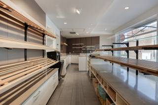 Centraal gelegen en zeer goed onderhouden...<br /><br />Deze voormalige bakkerij met woonst heeft enorm veel ruimte. <br />Via de volledig ingerichte bakkerij is er toegang tot de achtergelegen leefruimte met prachtige keuken enerzijds, en anderzijds is er een rechtstreekse toegang tot de garage. <br />Aan de lichtrijke leefruimte grenst het atelier van de bakkerij, zodat het geheel van gebouwen een U-vorm heeft rond een zonnige binnenkoer, waar het heerlijk vertoeven is. <br />Op het gelijkvloers zijn er verdere nog een technische berging, een kelder en een badkamer met stoomdouche ingericht. <br />Op de eerste verdieping zijn er 4 grote slaapkamers en een tweede badkamer aanwezig. Via een zolderluik kan men op de grote zolder: wie nog plaats te kort zou hebben, kan deze nog volledig inrichten tot extra leefruimte of kamers.<br /><br />de verwarming is deels centrale verwarming met een condenserende gasketel en deels met warmtepomp. Er liggen 34m2 zonnepanelen op het dak! <br /><br />Dit handelspand kan opnieuw als bakkerij functioneren, maar daarnaast is deze ook voor andere (vrije) beroepen een prima investering! De vele ruimte en toegangen op verschillende plaatsen (via de winkel, via de garage rechtstreeks naar atelier, leefruimte, winkel of naar eerste verdieping) zorgen ervoor dat het pand opgedeeld kan worden naar eigen noden.... en dit op een zeer goede locatie met parkeergelegenheid in de straat, vlakbij het bruisende centrum van het idylische dorp Aalbeke. <br /><br />AANRADER!