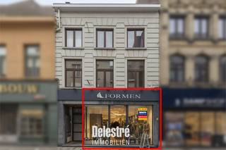 POP-UP OVEREENKOMST EVENTUEEL MOGELIJK (1 jaar).<br /><br />Compleet instapklare multifunctionele handelsruimte van ca. 133 m², gelegen op een steenworp van de Grote Markt op het beste gedeelte van de Kattestraat. <br />Restaurants, winkels, onderwijs en recreatie liggen in de directe nabijheid, alsook tal van gekende retailers zoals Hema, Flying Tiger, Dampshop, Telenet, Neuhaus, Friends Breakfast &amp; Lunch, ... <br />Airco aanwxezig. De maandelijkse huurprijs bedraagt 2.950 euro. <br />Onroerende voorheffing ten laste van de huurder. <br />Beschikbaar: onmiddellijk. <br /><br />Benieuwd naar dit bedrijfsvastgoed te huur, gelegen in het centrum van Aalst? Contacteer info@immodelestre.be of 054 33 62 52.<br />www.immodelestre.be<br />