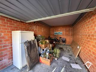 Deze garagebox is gelegen kortbij het Mammoetcenter, de ring, de Noordlaan.<br />Toegankelijk vanaf de Beekstraat naar de gemeenschappelijke in/uitrit met ruime maneuvreerruimte tussen de garages. Onmiddellijk beschikbaar. Breedte: 2,75m en 6,30m lengte. Verlichting aanwezig. <br /><br />Contacteer ons gerust op louis@vastgoedsinnaeve.be voor meer info.