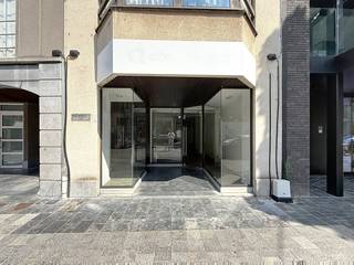 Espace de bureau à louer d'environ 62 m² dans le centre de Courtrai. Grâce à sa situation centrale, le bâtiment bénéficie d'une bonne visibilité et d'un accès facile. Spécifications :- installation sanitaire- coin cuisine- une vitrine spacieuseVous recherchez un bien immobilier commercial composé d'un bien commercial à louer dans un excellent emplacement à Courtrai ? N'hésitez pas à nous contacter au 056 21 11 11.