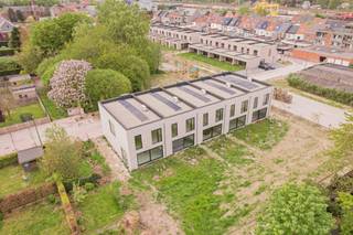 <p>Welkom bij project Watertorenstraat, een duurzaam nieuwbouwproject in het rustige Muizen, een deelgemeente van Mechelen. Dit project bestaat uit 23 hedendaagse woningen die comfort, energie-efficiëntie en een gezinsvriendelijke omgeving combineren, op slechts 3 kilometer van het levendige stadscentrum van Mechelen.</p>
<p>Elke woning is gebouwd met oog voor kwaliteit en duurzaamheid. Vloerverwarming, een warmtepomp en zonnepanelen zorgen voor een energiezuinige en toekomstgerichte woonoplossing.</p>
<p>De woningen zijn ontworpen met het oog op het moderne gezinsleven: ruime en lichtrijke leefruimtes, volledig uitgeruste keukens en privétuinen met een praktische achteruitgang. Elke woning beschikt over drie slaapkamers en een ruime badkamer. Afhankelijk van het woningtype beschikken sommige woningen aanvullend over een dressing en/of een oprit.</p>
<p>De locatie biedt het beste van twee werelden: een rustige woonomgeving met winkels en voorzieningen vlakbij, én een vlotte bereikbaarheid naar het centrum van Mechelen.</p>
<p>De ruwbouwwerken zijn reeds voltooid. Als koper heb je nog de mogelijkheid om de afwerking van je woning te kiezen volgens het voorziene lastenboek. Zo geef je jouw nieuwe thuis een persoonlijke toets.</p>
<p>Neem contact met ons op voor meer informatie of maak een afspraak met onze nieuwbouwspecialist via onze website. Wij begeleiden je graag in elke stap van jouw woontraject.</p>