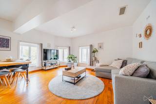 🏠 Gebouw van rapport inclusief twee appartementen – ideaal voor investeerder<br /><br />Gelegen in een rustige omgeving en dicht bij voorzieningen, bestaat dit gebouw uit twee volledig onafhankelijke woningen, elk met een eigen ingang (geen gemeenschappelijke ruimte).<br /><br />Samenstelling:<br />👉 Begane grond: appartement van ongeveer 55m2 inclusief een lichte woonkamer, een aparte keuken, een wasruimte, een doucheruimte, een toiletpersoon, een slaapkamer van 14m2 en een kelder.<br />👉 Eerste verdieping: appartement met twee slaapkamers van ongeveer 63m 2, met een aangename binnenplaats van 50m 2, die ook kan worden gebruikt als beveiligde parkeerplaats.<br /><br />Technische kenmerken:<br /><br />Verwarming via warmtepompen;<br />Frame van dubbele beglazing van hout en PVC;<br />Individuele meters;<br />Elektriciteit conform<br />Individuele vermeldingen voor elke eenheid<br /><br />De twee appartementen worden momenteel verhuurd:<br /><br />-Grondvloer: 610€ / maand <br />- 1e verdieping: 715 € / maand<br /><br />Goede winstgevendheid: 5,2%<br /><br />💡 Ideaal voor investeringen: goede huuropbrengst, gebouw onderhouden en zonder gemeenschappelijke kosten.
