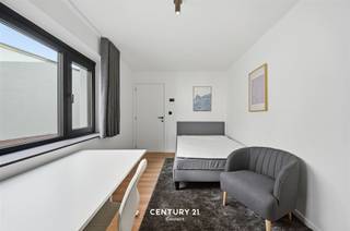 <p><strong>Welcome to this stylish 17 m² student room, located in a quiet and green neighborhood in Heverlee.</strong> This room combines comfort, functionality, and a modern look, making it ideal for students looking for a pleasant place to live and study.</p><p>Upon entering, you’ll immediately notice the bright and contemporary design. Thanks to the large windows, the room enjoys plenty of natural light and an open, pleasant atmosphere. Plus, you have direct access to the shared garden, where you can relax in peace.</p><p>The sleeping area is practically furnished and offers ample storage space. The stylish private bathroom is equipped with a shower, sink, and toilet.</p><p>You can cook in the shared kitchen, which is equipped with all modern appliances. In addition, each room features a convenient breakfast nook with its own refrigerator and microwave, offering extra comfort and convenience.</p><p>An ideal place to live comfortably, study, and enjoy student life.</p>