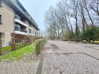 Nabij het station Gent-Sint-Pieters In Residentie Green Garden, staat dit appartement te huur; Dit gaat samen met een gesloten garagebox en een kelderberging; Extra rustig gelegen op de vierde verdieping en hoogste verdieping met een lift in het gebouw; Gunstige locatie op 1 kilometer van het station Gent-Sint-Pieters en met vlotte verbindingen naar het centrum van Gent. Indeling: inkomhal met apart toilet, twee volwaardige slaapkamers, badkamer met dubbele wastafel en douche/-ligbad in een. Gezellige leefruimte met halfopen keuken met alle comfort en een aansluitende wasplaats; De leefruimte kijkt uit op een zuidgericht terras. Gemeenschappelijke fietsenberging aanwezig; Maandelijkse huurprijs: 1.100 EUR exclusief elektriciteit + maandelijks voorschot van 130 EUR (kosten gemene delen + waterverbruik); Beschikbaar:  vanaf 01/04/2026; Info en bezoek: info@elet.immo;