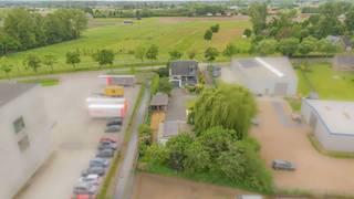 <p><span>PRIMA ONDERHOUDEN OPEN BEBOUWING MET TIJDLOZE ARCHITECTUUR, LOODS EN ZWEMBAD OP 19A 76CA.</span></p><p><span>Deze solide en ruime woning met achtergelegen atelier - loods biedt mogelijkheden voor ondernemers, mensen op zoek naar een huis met opslagruimte, hobbyruimte, ....</span></p><p><span>De centrale ligging langs de Lichterstraat en nabijheid van de N16 en A12 verzekert een optimale bereikbaarheid.</span></p><p><span>De ruime gezinswoning werd goed onderhouden en beschikt over een recente keuken, PV-installatie met 12 zonnepanelen, energiezuinige condensatieketel en airco.</span></p><p><span> </span></p><p><span>Gelijkvloers: Inkomhal / ruime, lichtrijke living met eetplaats en aangenaam salon (63 m²) afgewerkt met vloerbekleding in travertin, houtkachel / hedendaagse, kwalitatieve keuken met hoogwaardige toestellen o.a. inductiekookplaat, koffiemachine, wijnkoeler, combi-oven, vaatwasser,... / wasplaats - berging met douche / bureau / ruime garage (5,8 x 3,9m).</span></p><p><span>1ste verd.: Nachthal / master bedroom met dressing en airco (4,2 x 3,83m) / 3 slaapkamers (3,5 x 2,76m; 3,5 x 2,3m; 3,32 x 2,29m) / comfortabele badkamer met wastafel en douche.</span></p><p><span>Aangenaam terras / leuke tuin met zwembad / ruime tuinberging.</span></p><p><span>Loods met 2 sectionaalpoorten (72 m²).</span></p>