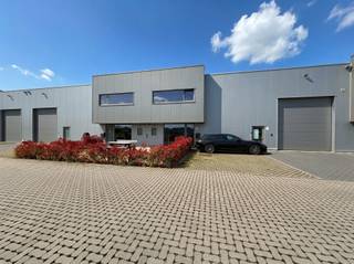 Instapklare bedrijfshal van ± 440 m² met kantoren op uitstekende locatie nabij E314Deze perfect afgewerkte KMO-unit is gelegen in een goed bereikbare...